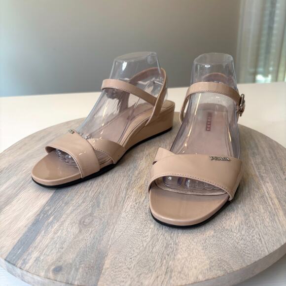 Vintage Authentic Prada Calzature Donna Nude Patent Leather Sandals US Size 9